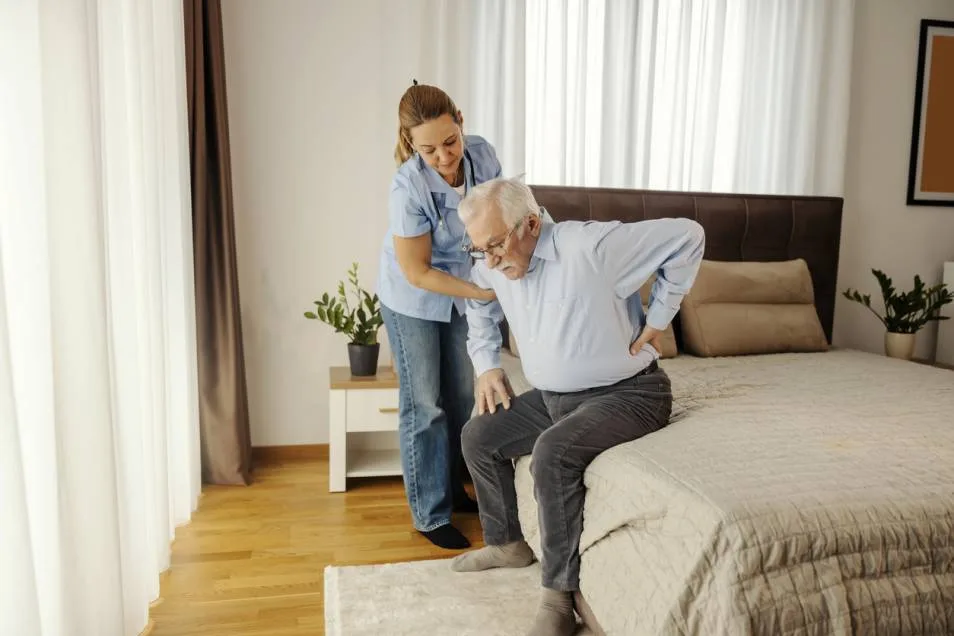 assistance à domicile après un appel d'une personne âgée via son système de téléassistance