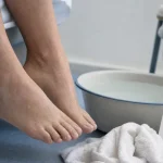 Brulure sous les pieds que faire : bain tiède et signes d’alerte